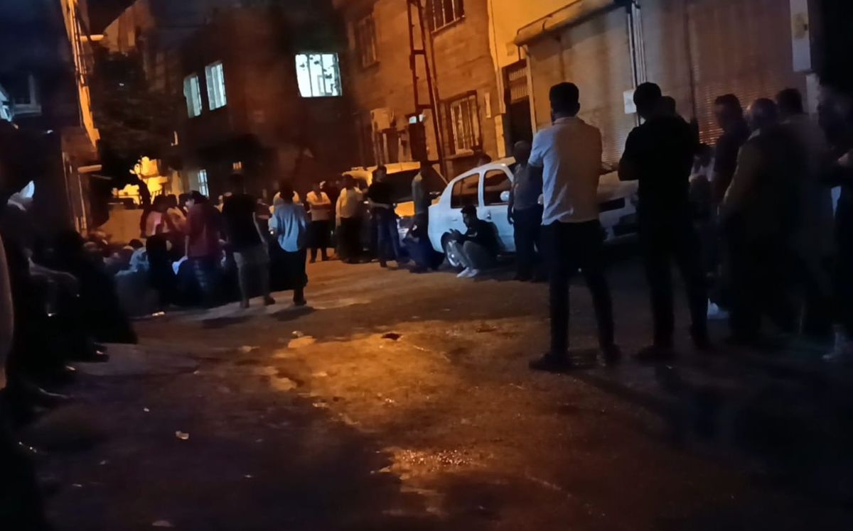 Gaziantep'te bir mahallede polis ekiplerinin inceleme yaptığı olay yeri.