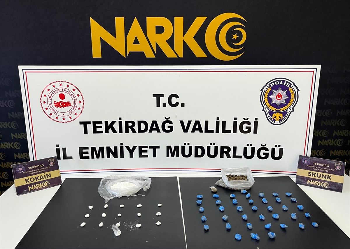 Tekirdağ'da polis tarafından düzenlenen uyuşturucu operasyonunda ele geçirilen uyuşturucu maddeler.