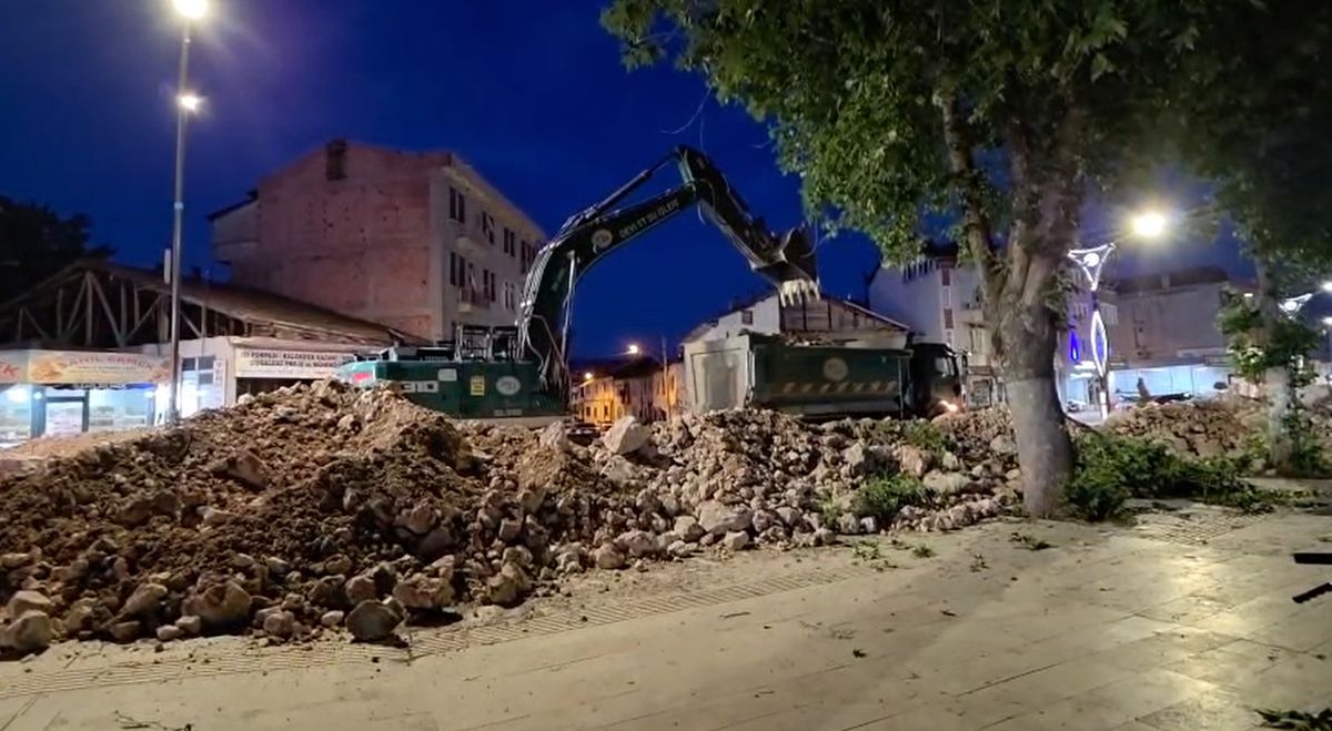 Tokat Turhal'da Yeşilırmak kenarındaki kaya seti kaldırma çalışmaları