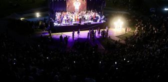 Trabzon'da öğretmenlerden oluşan 'Seksenler Doksanlar' adlı müzik grubu konser verdi