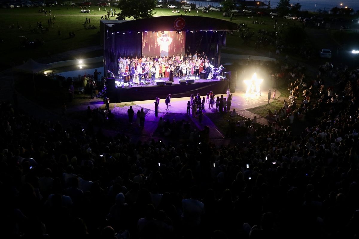 Trabzon'da öğretmenlerden oluşan 'Seksenler Doksanlar' adlı müzik grubu konser verdi