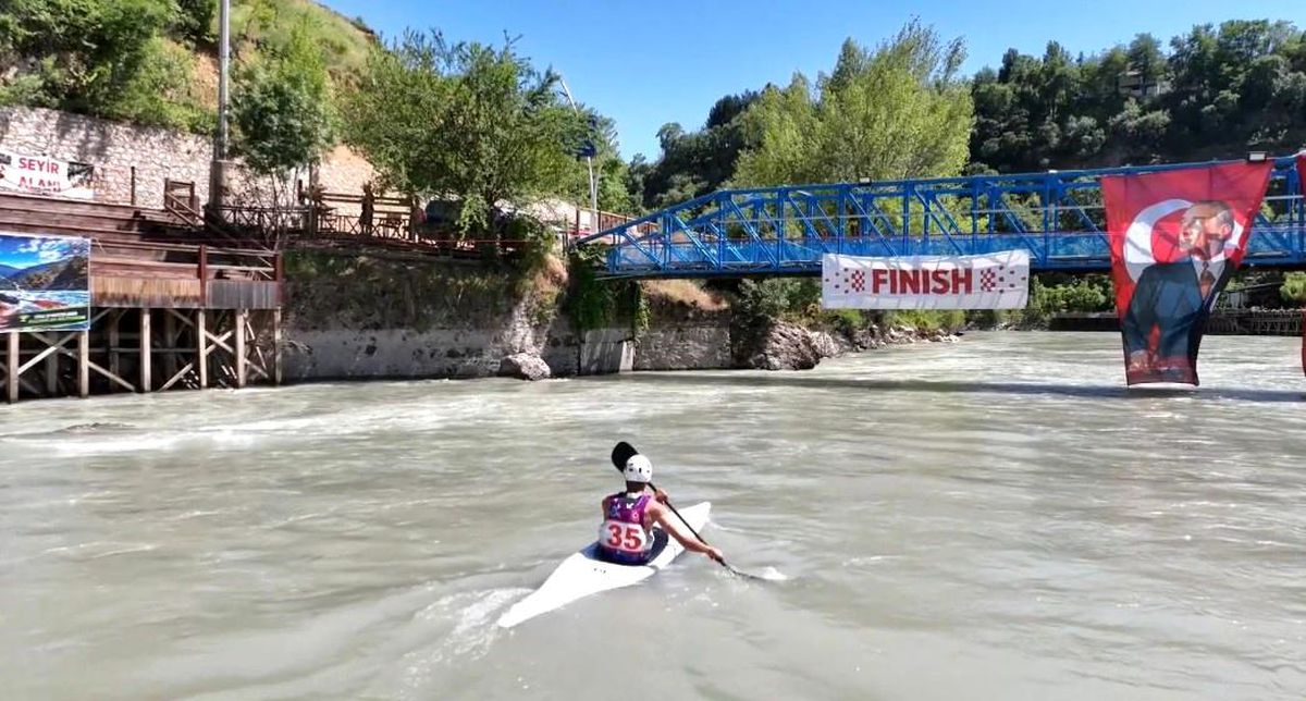 Tunceli'de düzenlenen ilk kano akarsu slalom bahar kupasından genel bir görünüm.