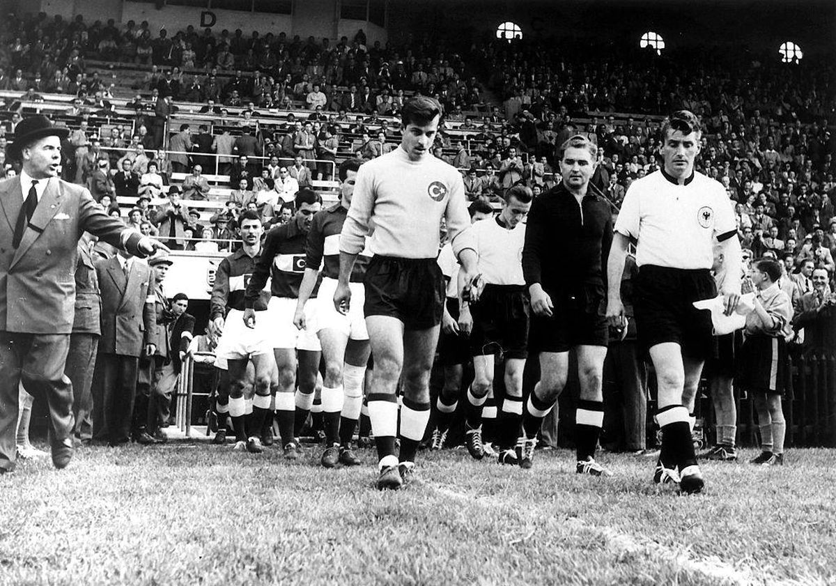 Türkiye milli futbol takımı oyuncuları 1950 Dünya Kupası elemeleri sırasında çekilmiş bir fotoğrafı.