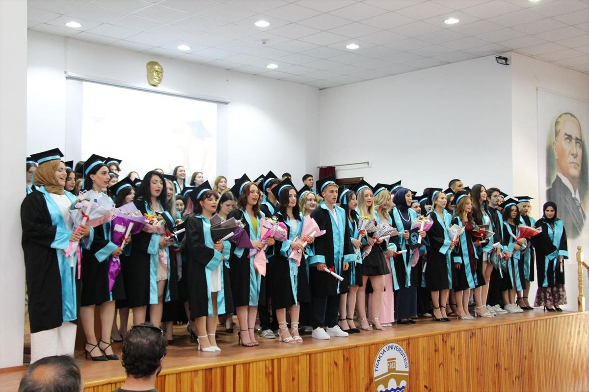 Uzunköprü Meslek Yüksekokulunda 98 öğrenci mezun oldu