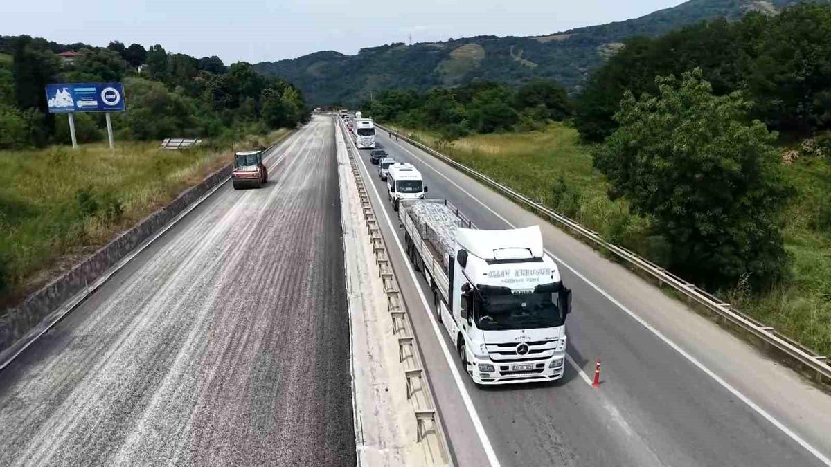 Yalova-Bursa kara yolunda asfaltlama çalışması nedeniyle oluşan trafik yoğunluğu
