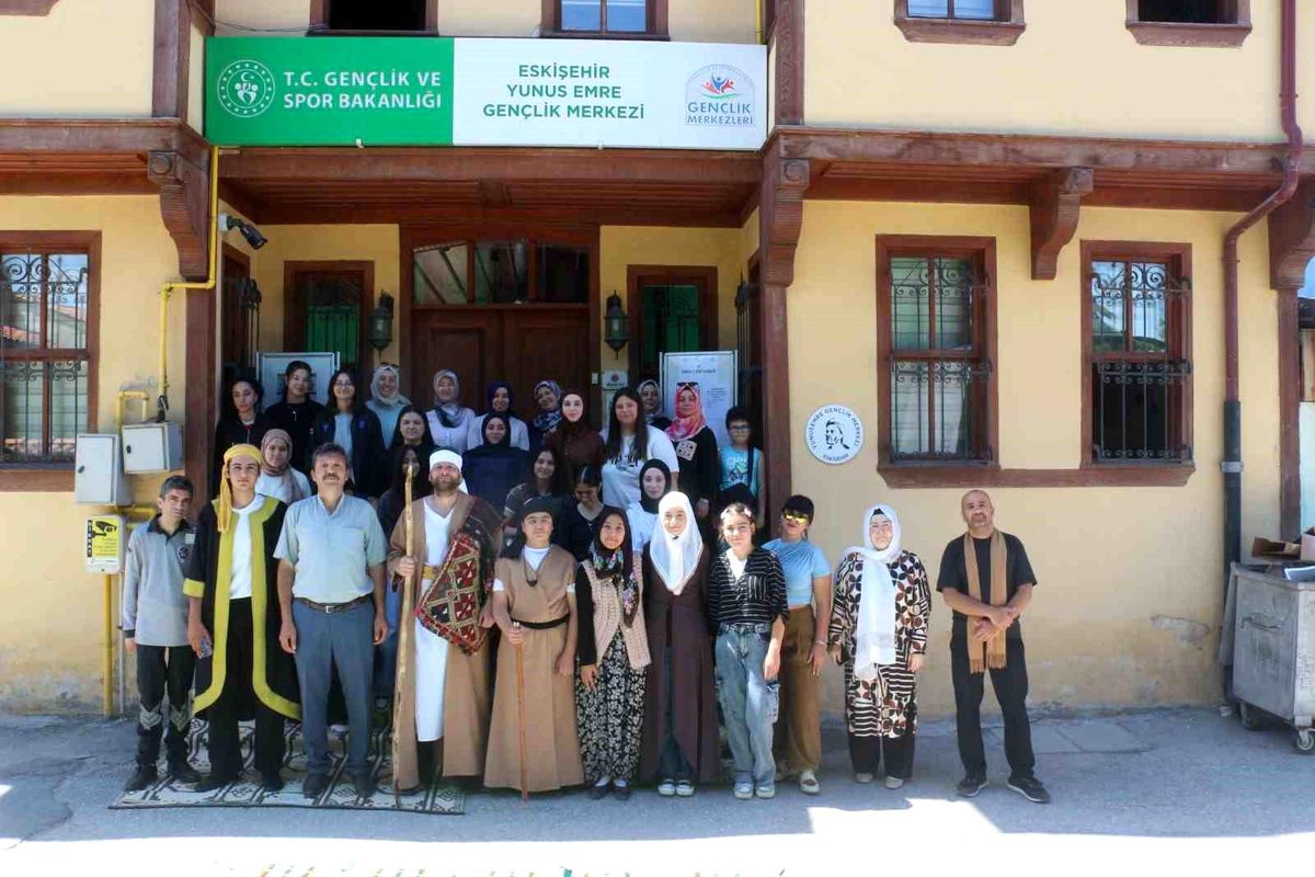 Eskişehir'de Yunus Emre Gençlik Merkezi tiyatro ekibinin 'Bizim Yunus' oyununu açık havada sahnelemesi.
