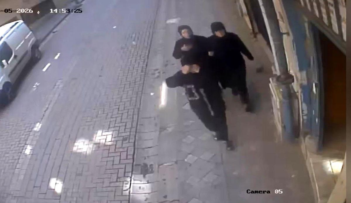 Zeytinburnu'nda eve girip hırsızlık yapan 3 kadın şüpheli, polis tarafından suçüstü yakalandı.