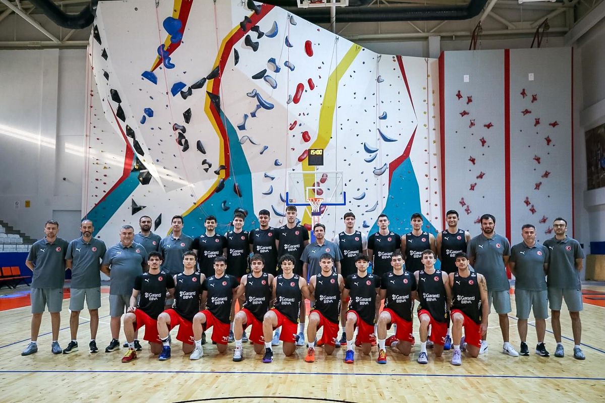 Ümit Milli Erkek Futbol Takımı oyuncuları antrenman yaparken