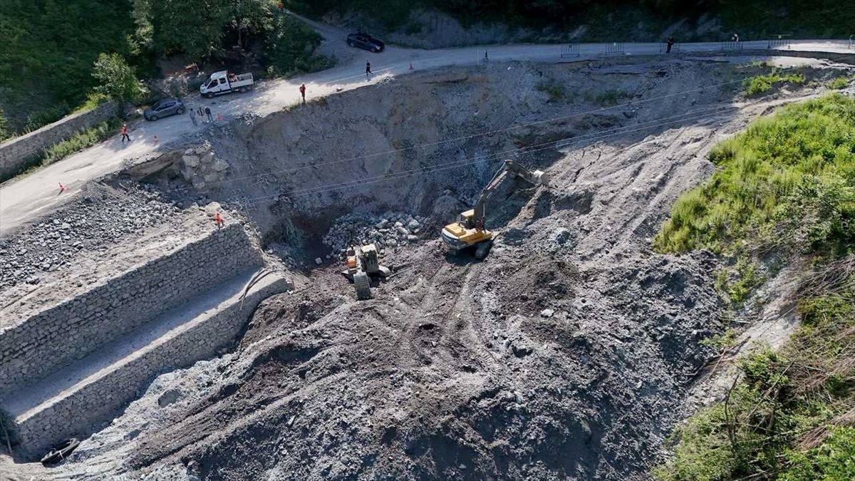 Sakarya'da Akçay Barajı isale hattı etrafında inşa edilen istinat duvarı