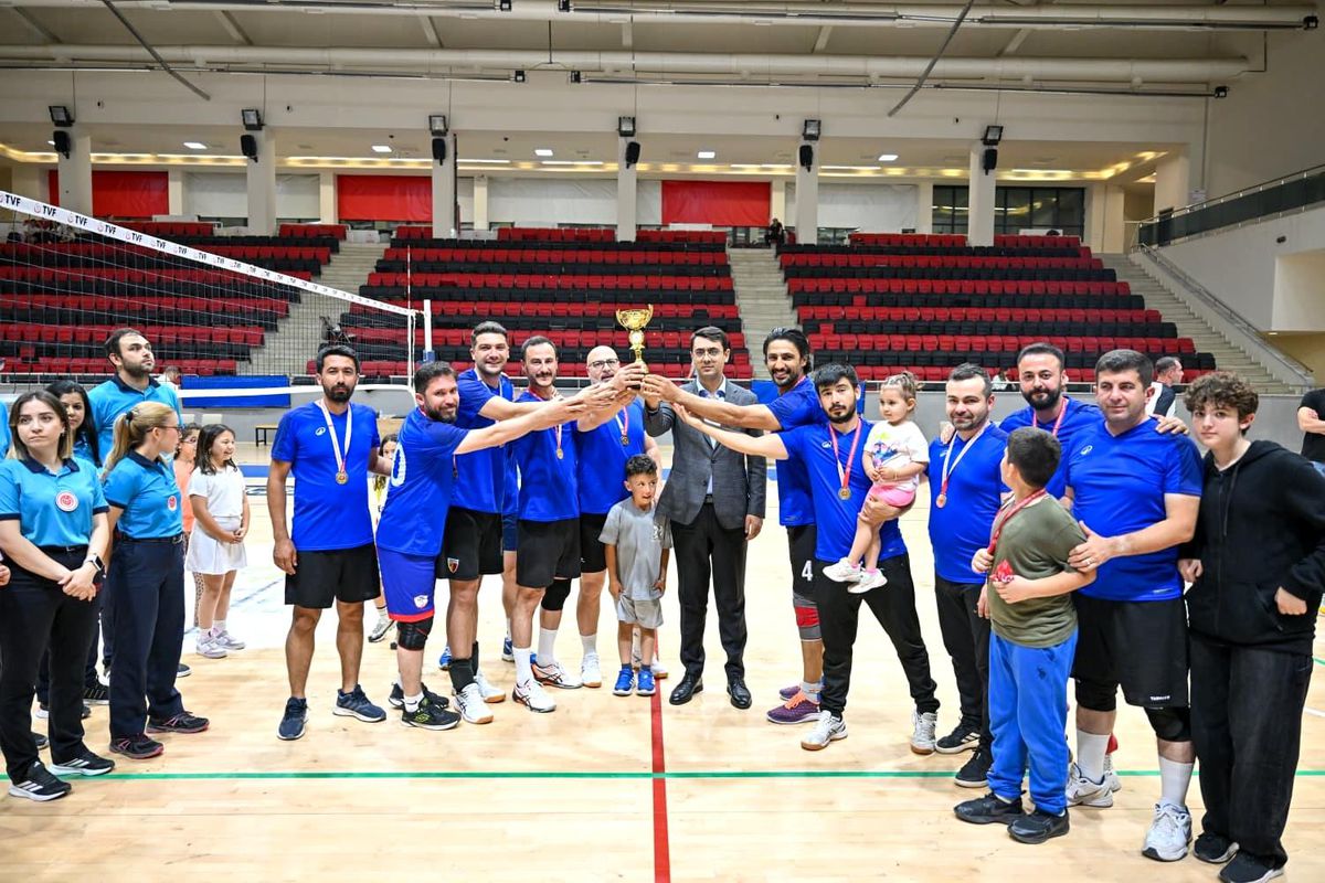 Uşak 1. Akmonia Valilik Kupası Voleybol Turnuvası ödül töreni
