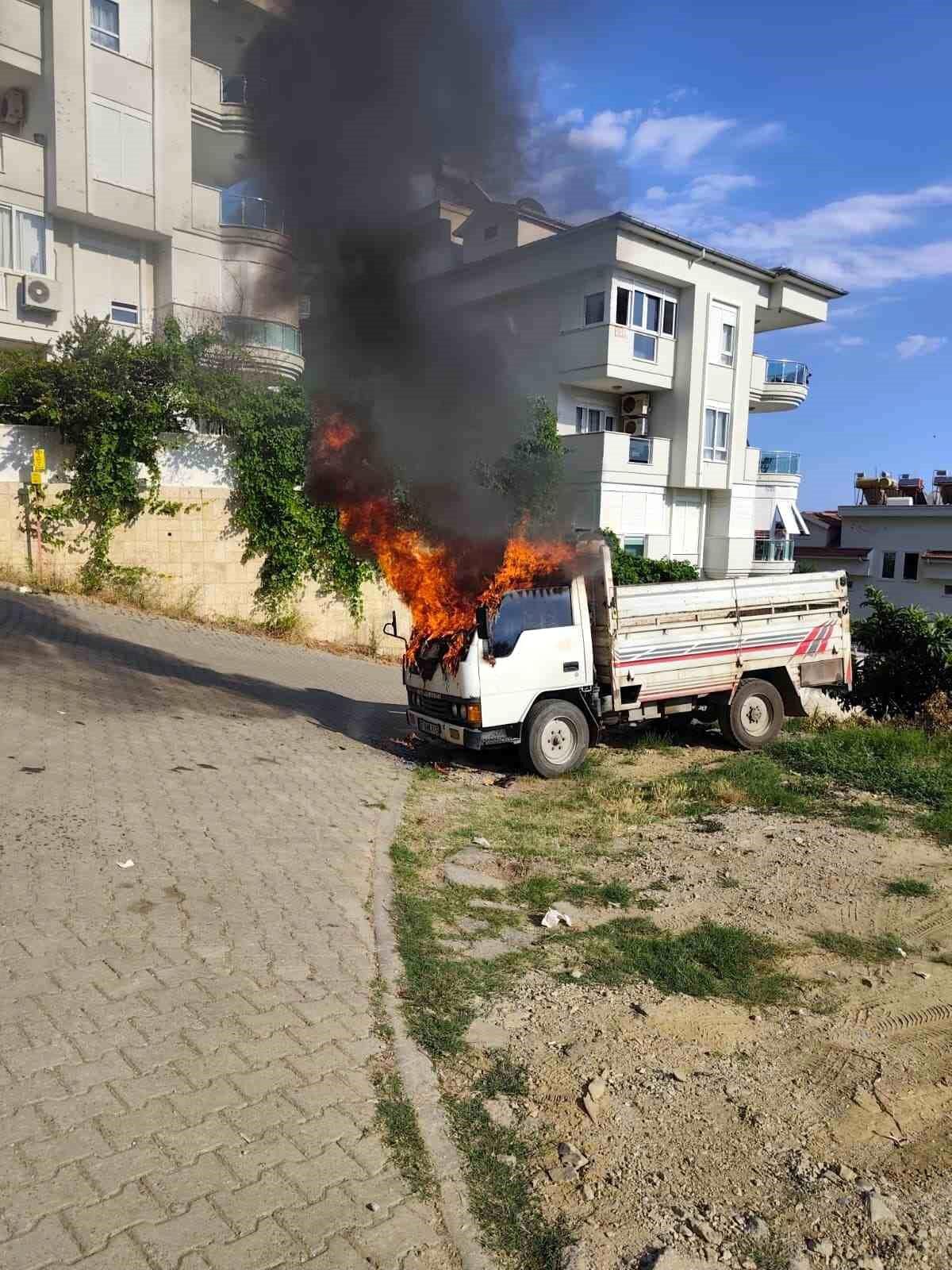 Alanya'da park halindeki kamyonette çıkan yangın itfaiye ekiplerince söndürüldü.