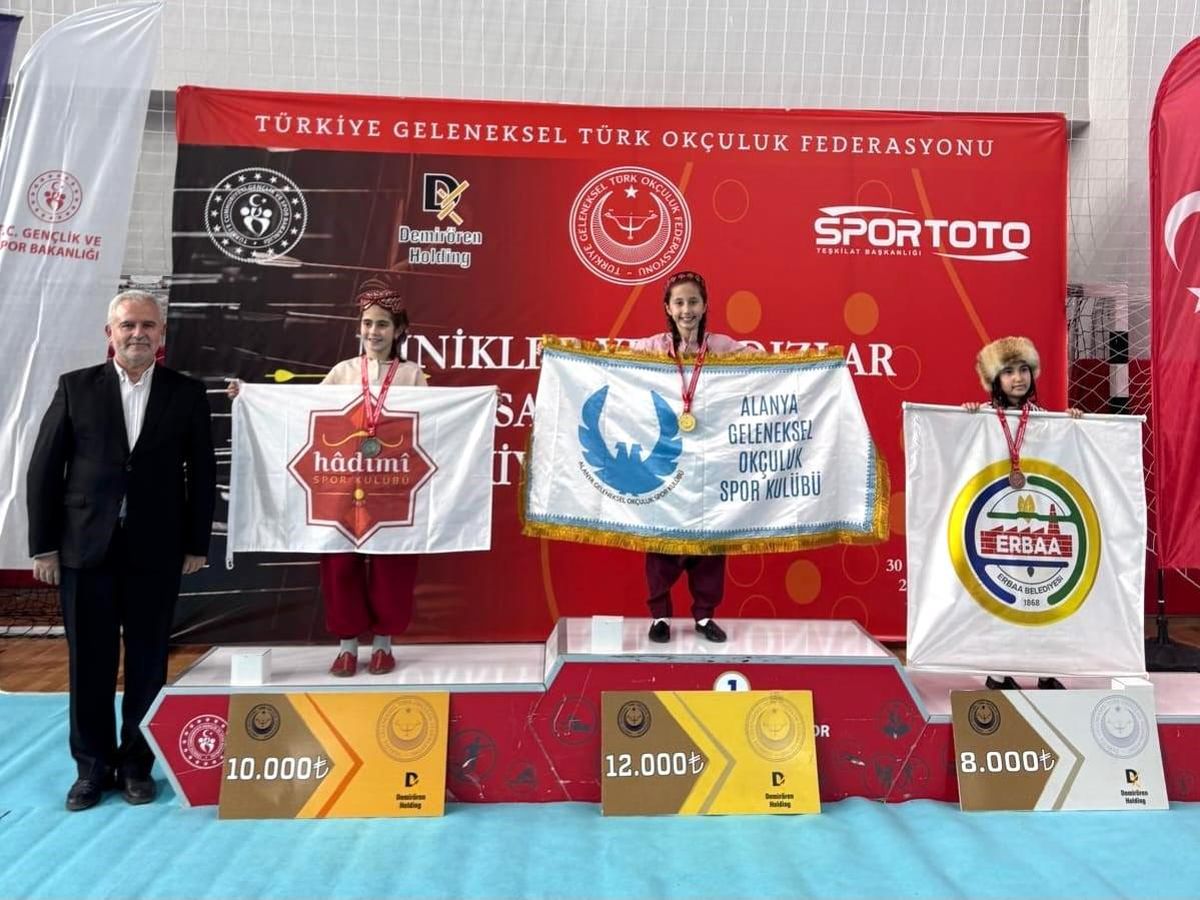 Alanyalı minik okçular Türkiye Şampiyonası'ndan madalyalarla döndü