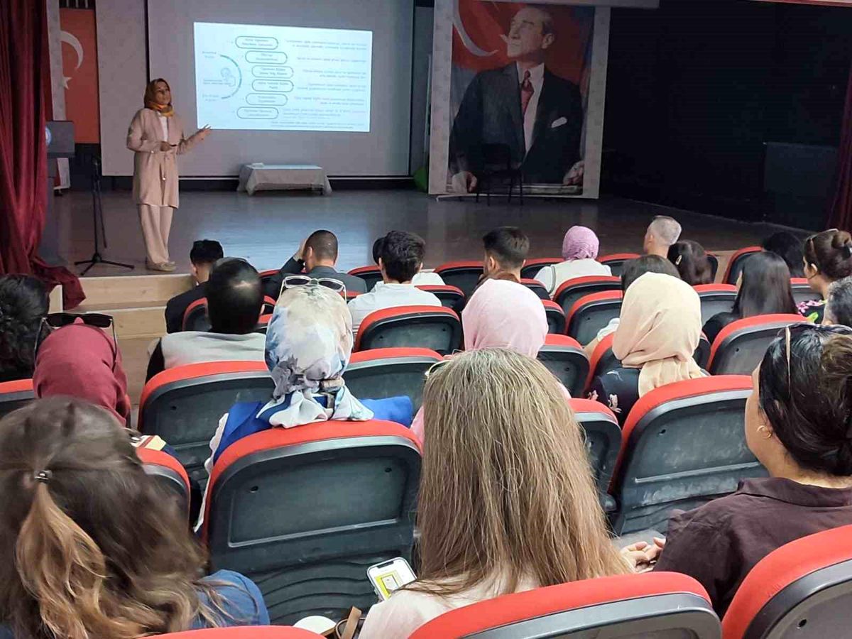 Altıntaş'taki eğitim seminerinden bir kare
