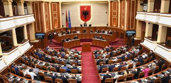 Arnavutluk'ta muhalefet milletvekilleri meclis kürsüsünü bloke etti
