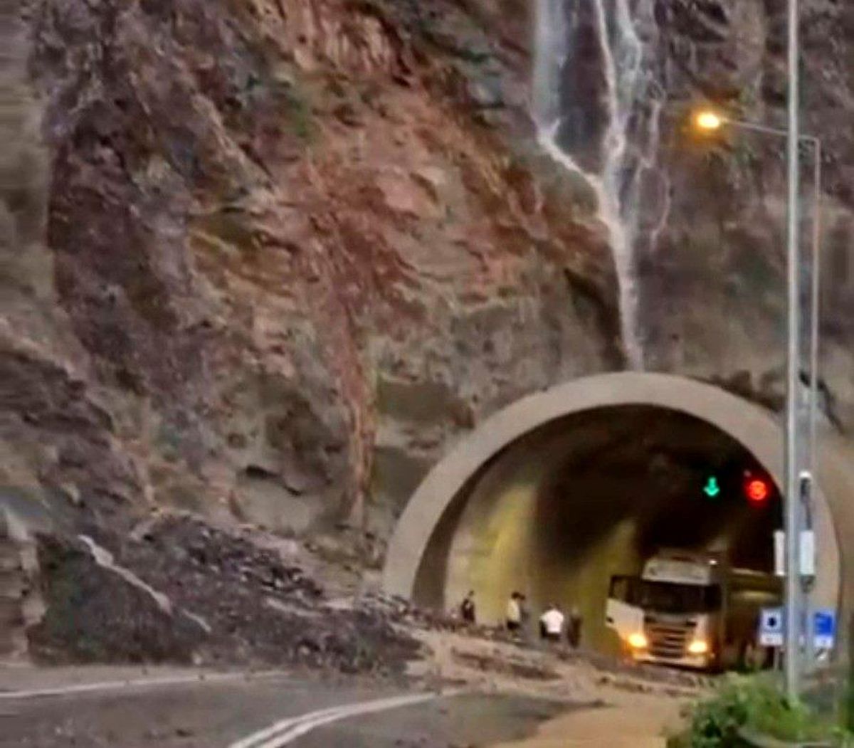 Artvin-Erzurum karayolunda heyelan nedeniyle oluşan toprak yığını.