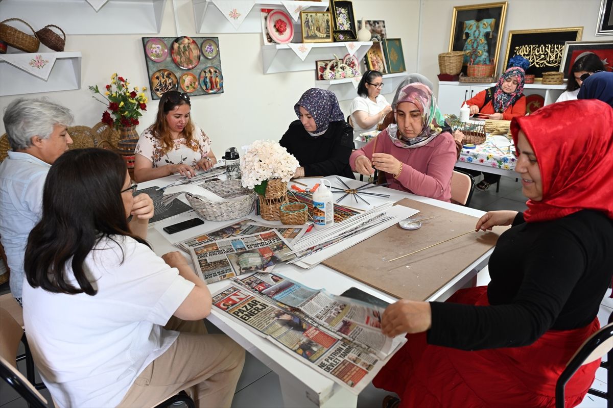 Atık kağıtlar kadınların elinde dekoratif ürünlere dönüşüyor