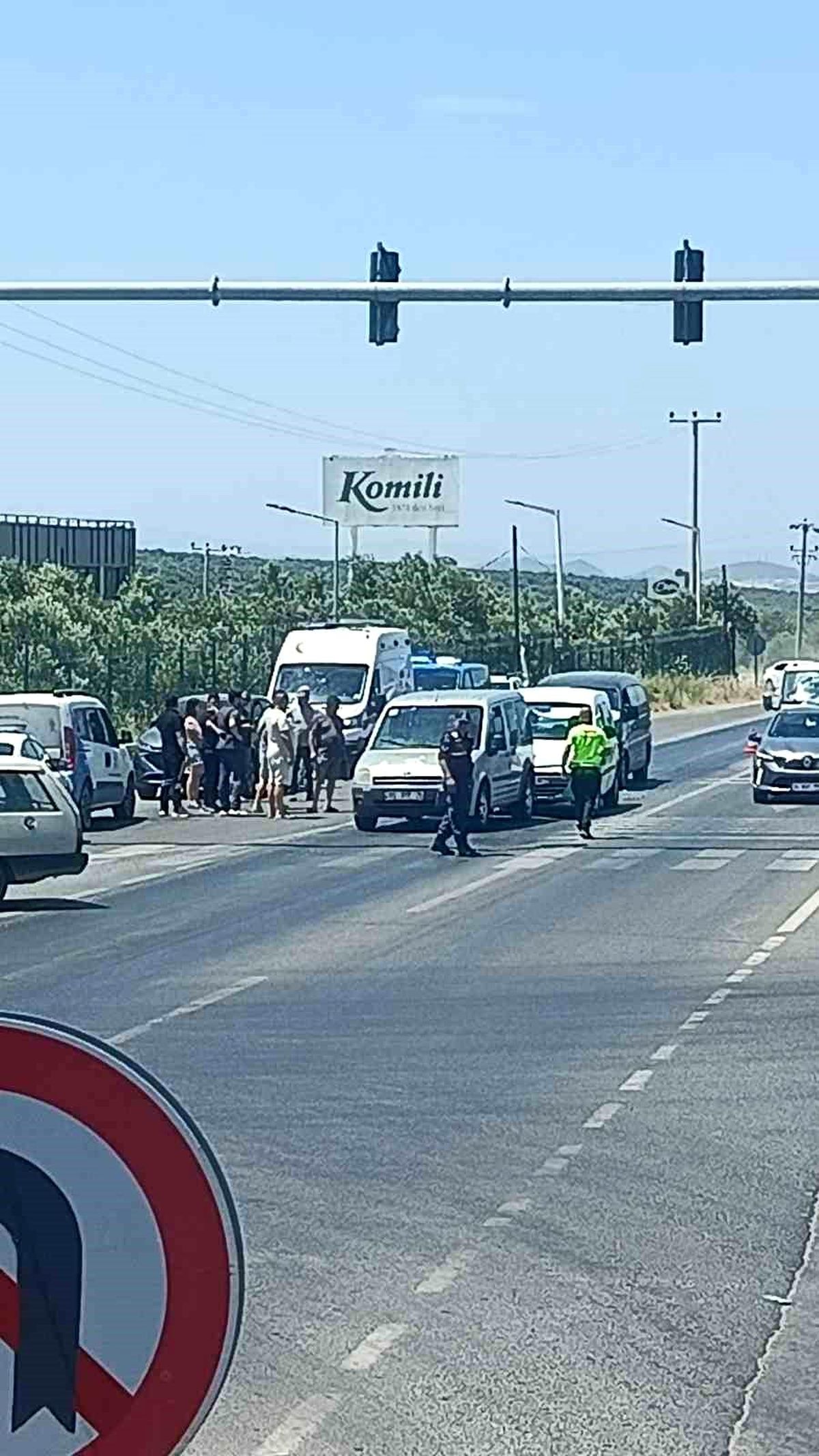 Balıkesir Ayvalık'ta meydana gelen zincirleme trafik kazası sonrası olay yeri.