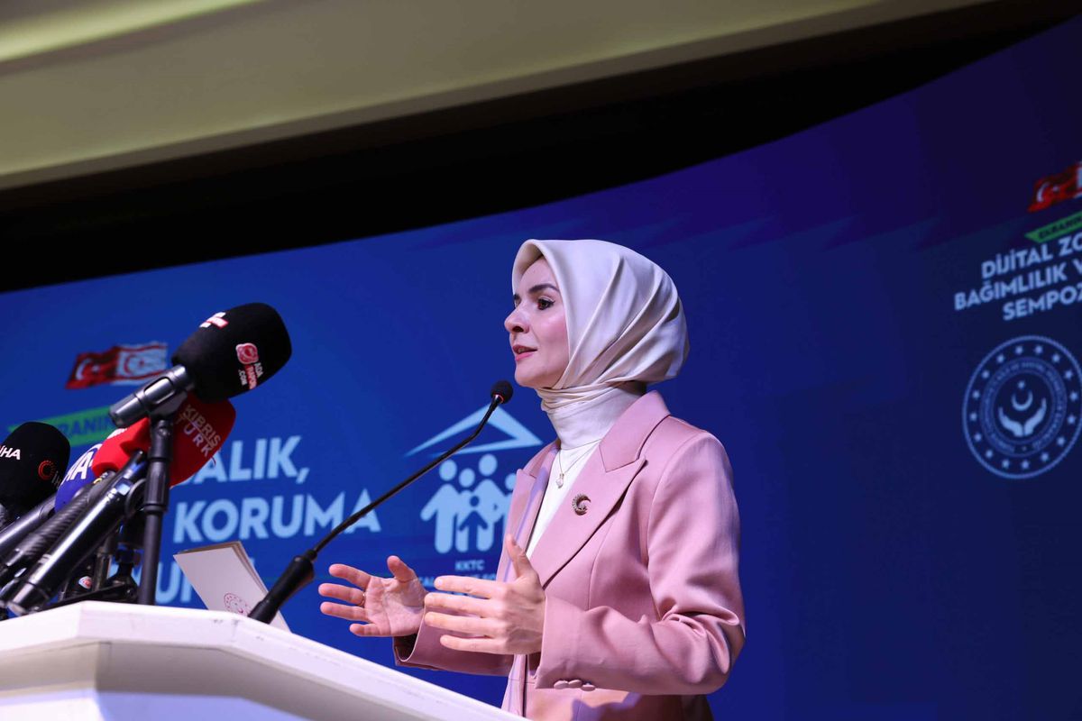 Aile ve Sosyal Hizmetler Bakanı Mahinur Özdemir Göktaş, KKTC'de düzenlenen sempozyumda konuşma yaparken.