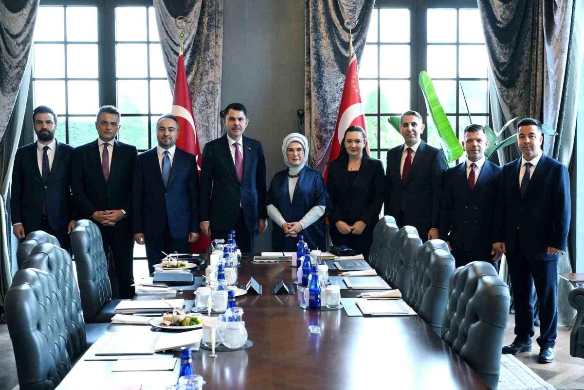 Çevre, Şehircilik ve İklim Değişikliği Bakanı Murat Kurum, Emine Erdoğan ile görüşüyor.