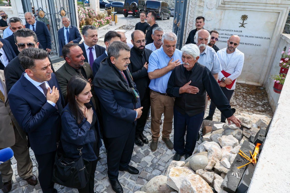 Milli Eğitim Bakanı Yusuf Tekin, Tunceli AK Parti İl Başkanlığı'nı ziyaret ediyor.
