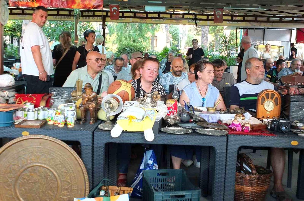 Burhaniye'de kurulan ikinci el eşya mezatı