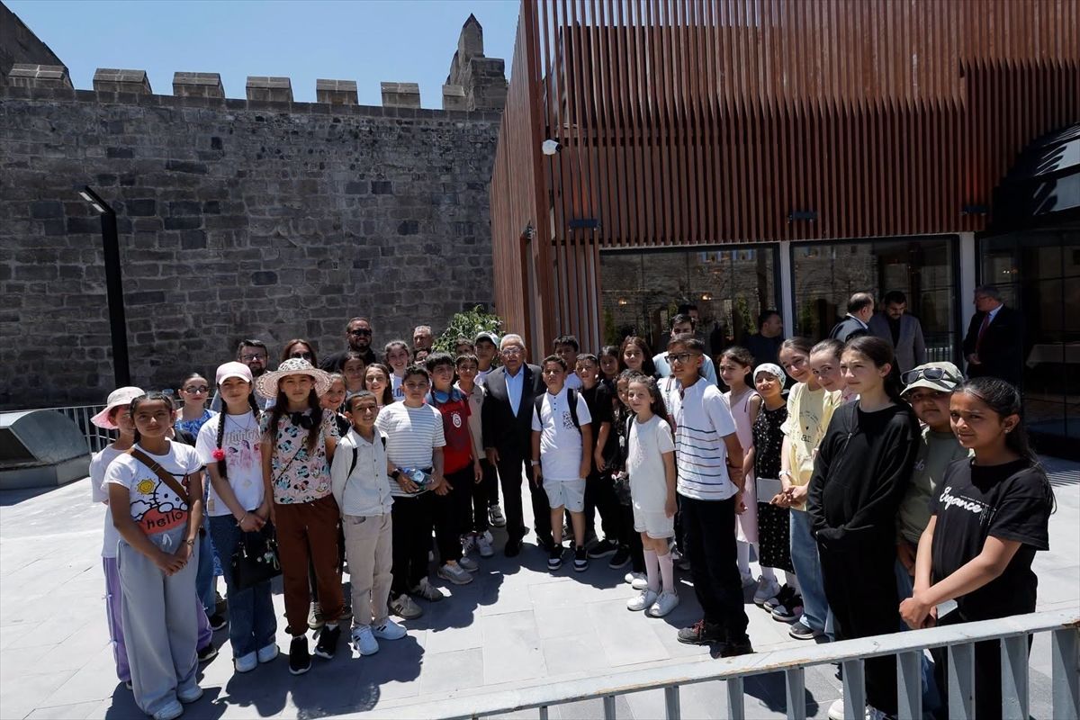 Başkan Büyükkılıç, tarihi Kayseri Kalesi'nde çocuklar ve vatandaşlarla buluştu