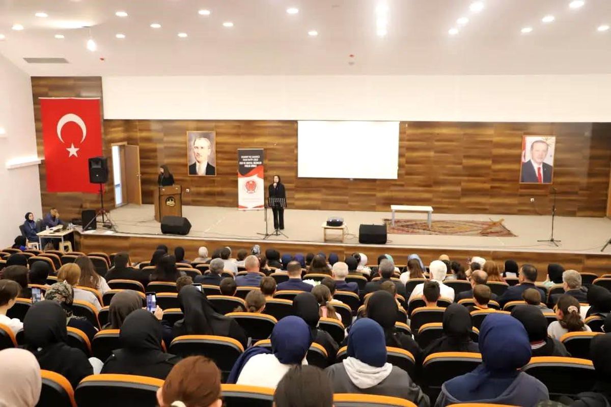 Bayburt Kız Anadolu İmam Hatip Lisesi öğrencilerinin İstanbul'un Fethi'nin 573. yıl dönümü dolayısıyla düzenlediği etkinlikten bir kesit.