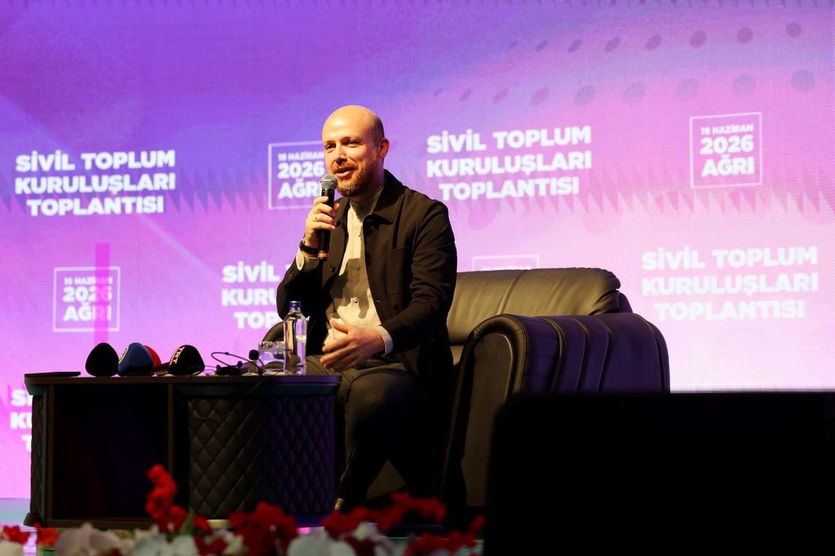 Necmeddin Bilal Erdoğan, Ağrı İbrahim Çeçen Üniversitesi'nde STK temsilcileriyle toplantıda konuşma yaparken.