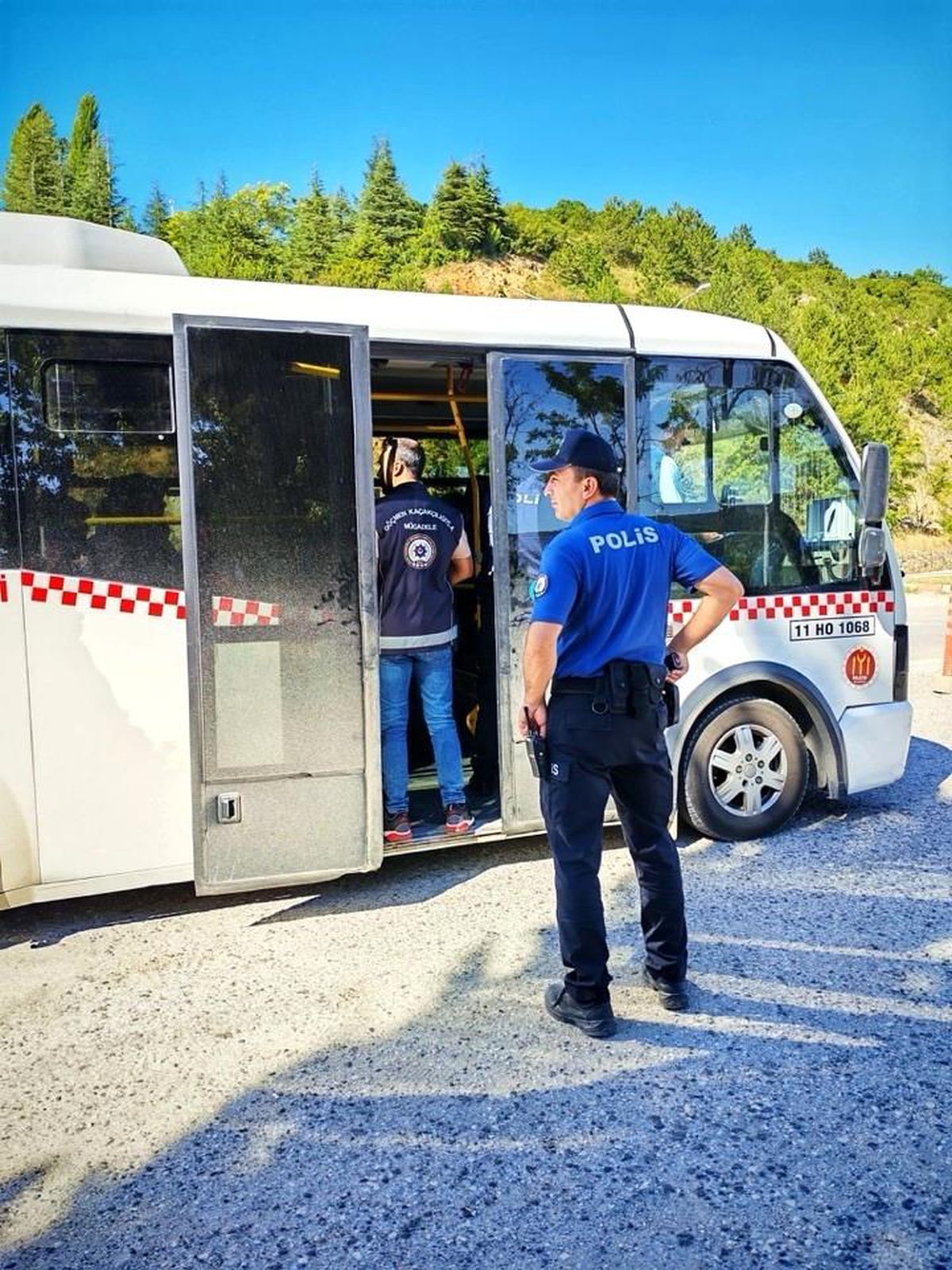 Bilecik'te polis ekiplerinin bir yol kontrolü sırasında araçları denetlemesi.