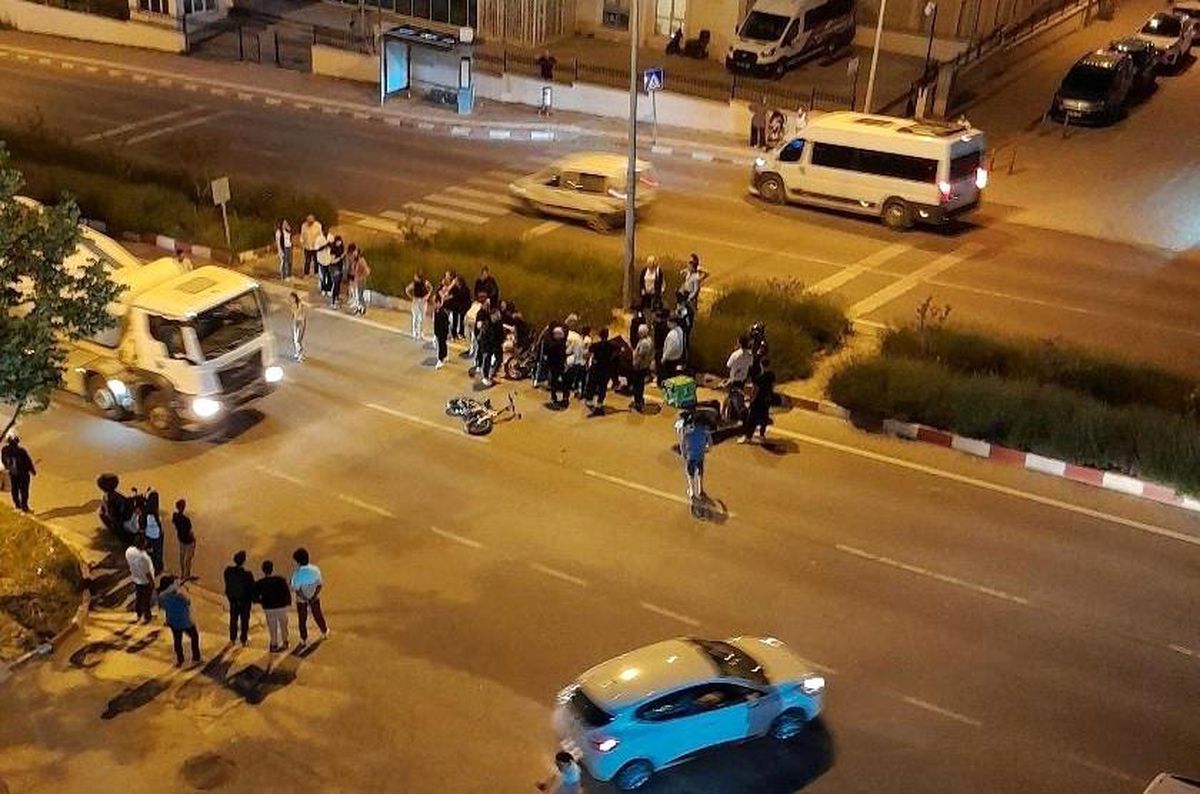 Bilecik'te meydana gelen trafik kazasında çarpışan motosiklet ve elektrikli bisiklet.