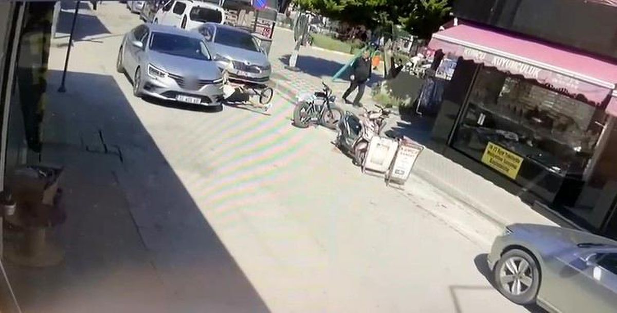 Bisikletiyle aniden yola çıkan çocuğa otomobil çarptı