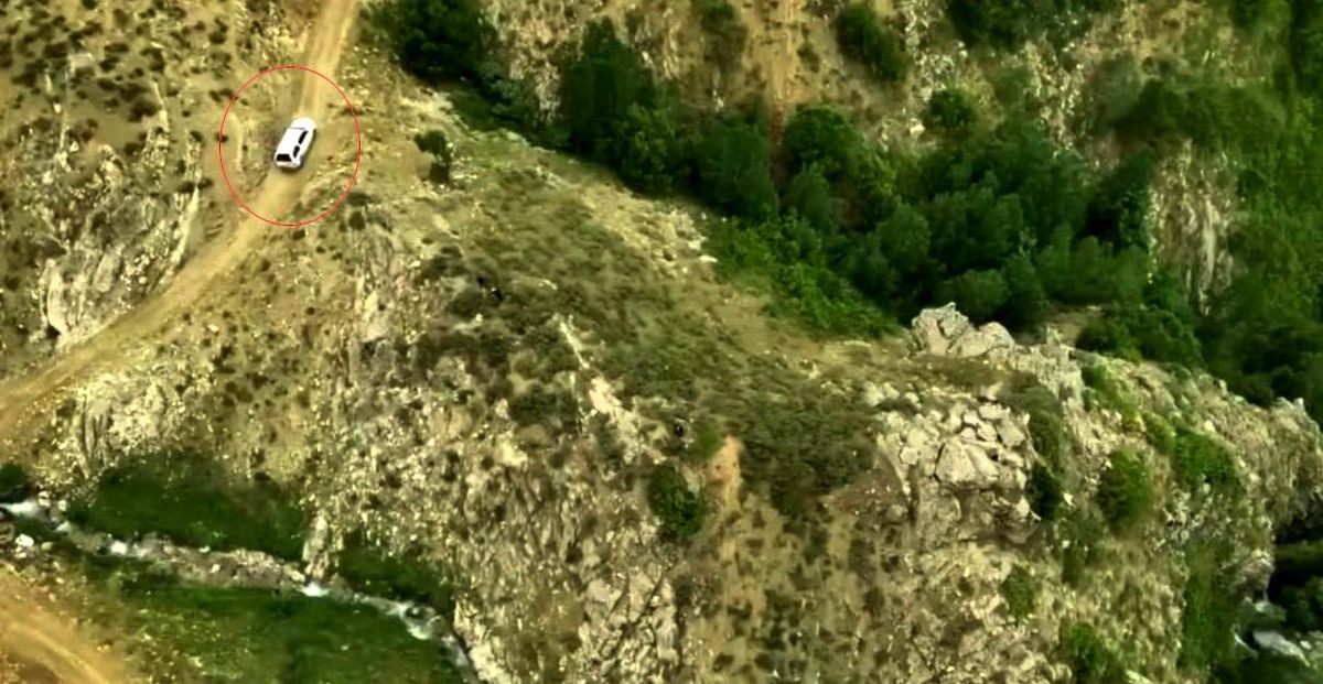 Bitlis'te dron ile denetim yapan Doğa Koruma ve Milli Parklar ekipleri.