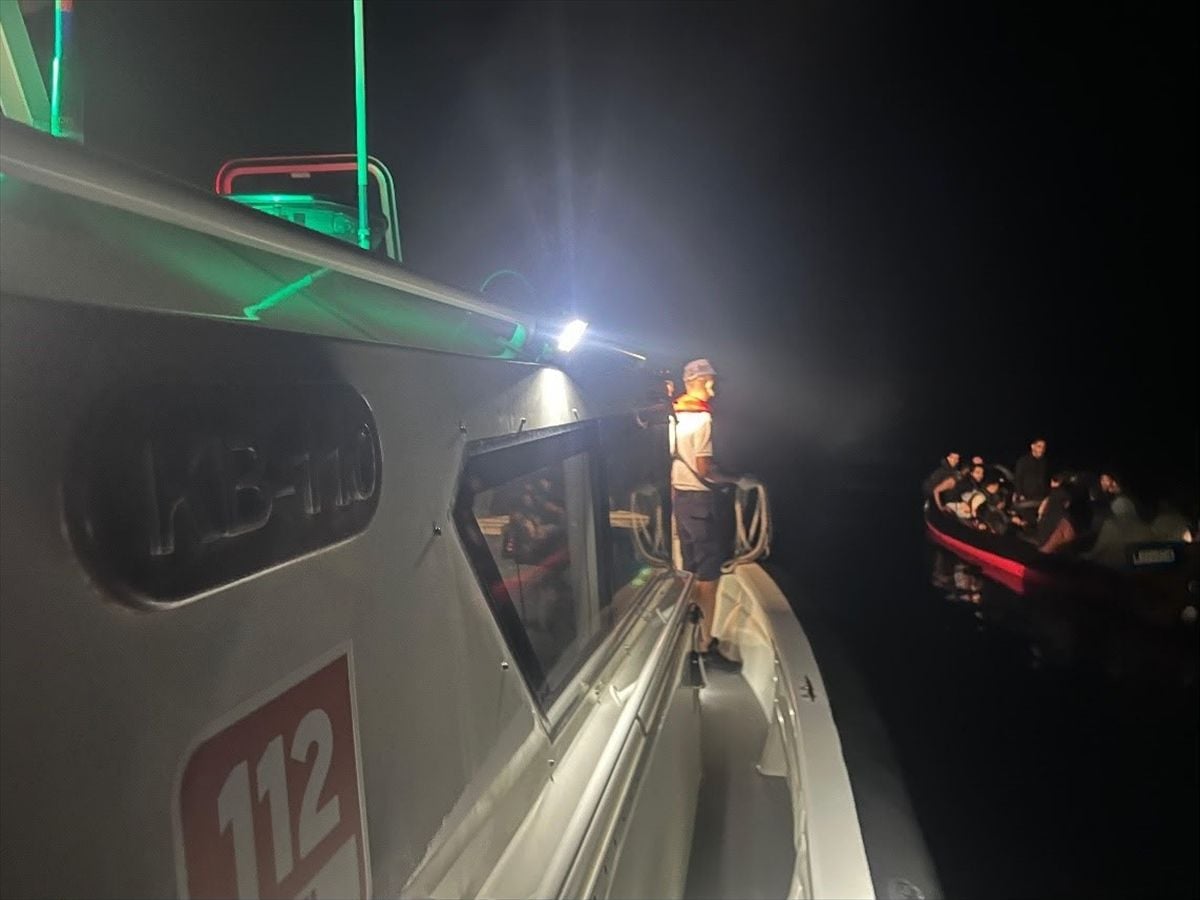 Bodrum açıklarında arızalanan lastik bottaki 32 düzensiz göçmen kurtarıldı