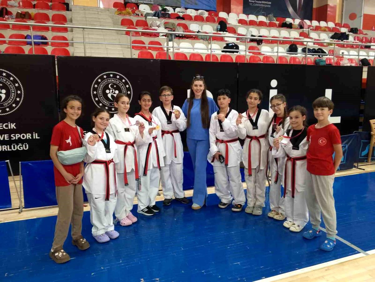 Bozüyük taekwondo sporcuları madalya töreninde