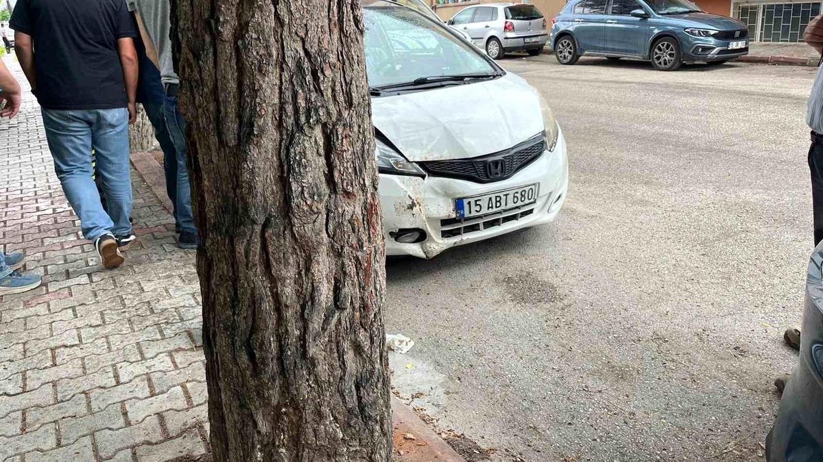Burdur'da ağaca çarpan otomobilin görüntüsü.