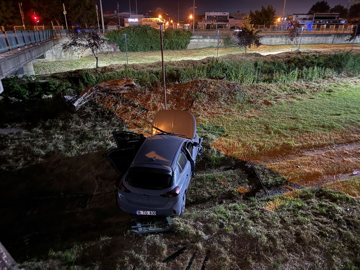 Bursa'da dere yatağına uçan otomobil