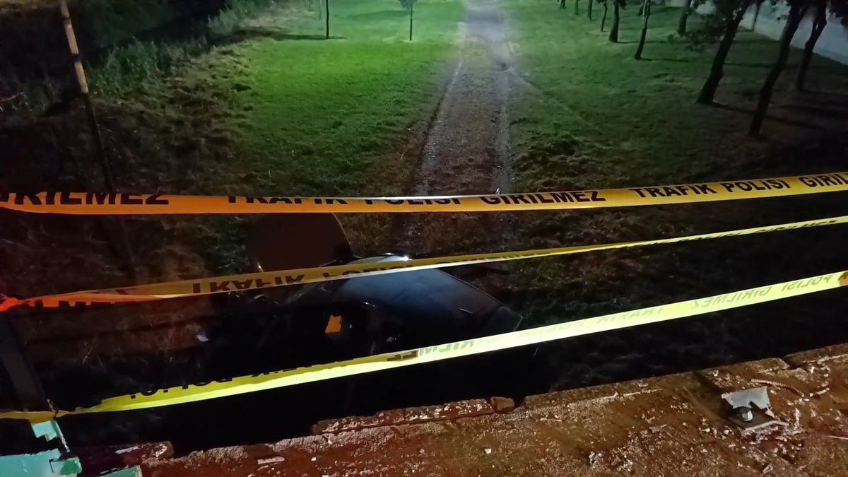 Bursa'da dere yatağına uçan otomobilin görüntüsü.