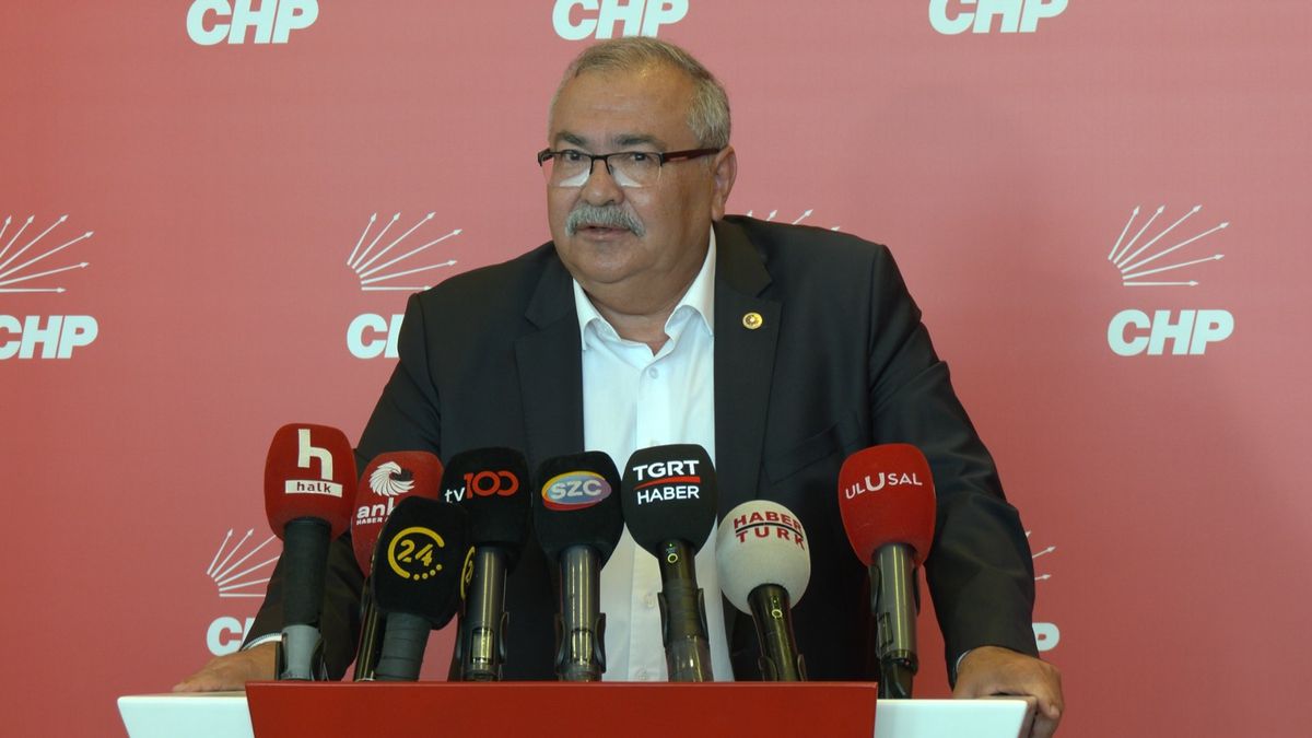 CHP Yüksek Disiplin Kurulu binası önünde toplanan partililer