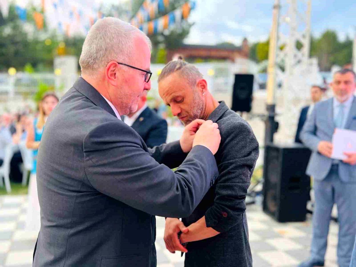 CHP Milletvekili Yaşar Tüzün'ün yeğeni ile eski danışmanı AK Parti'ye geçti