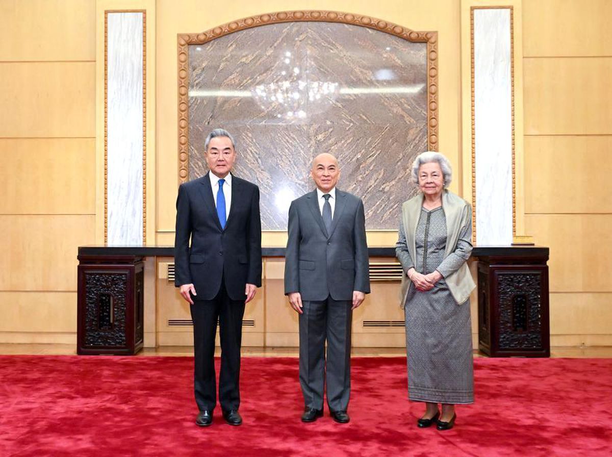 Çin Dışişleri Bakanı Wang Yi, Kamboçya Kralı Norodom Sihamoni ile görüşüyor.