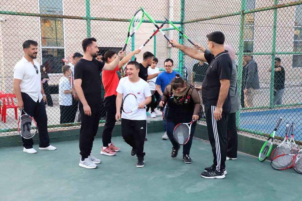 Cizre'de düzenlenen tenis şöleninde özel gereksinimli çocuklar tenis oynarken.