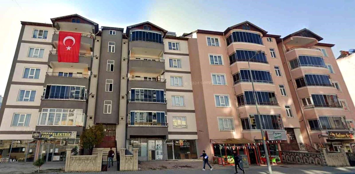 Elbistan'da yıkılan Sağlam Evler Sitesi'ne ilişkin görülen dava sonucunda sanıklara verilen cezalar ve beraatler hakkında haber.