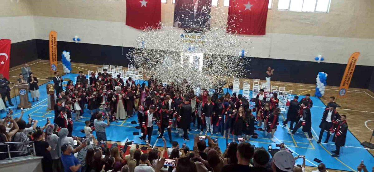 Devrek Hamidiye Anadolu lisesinden mezuniyet töreni