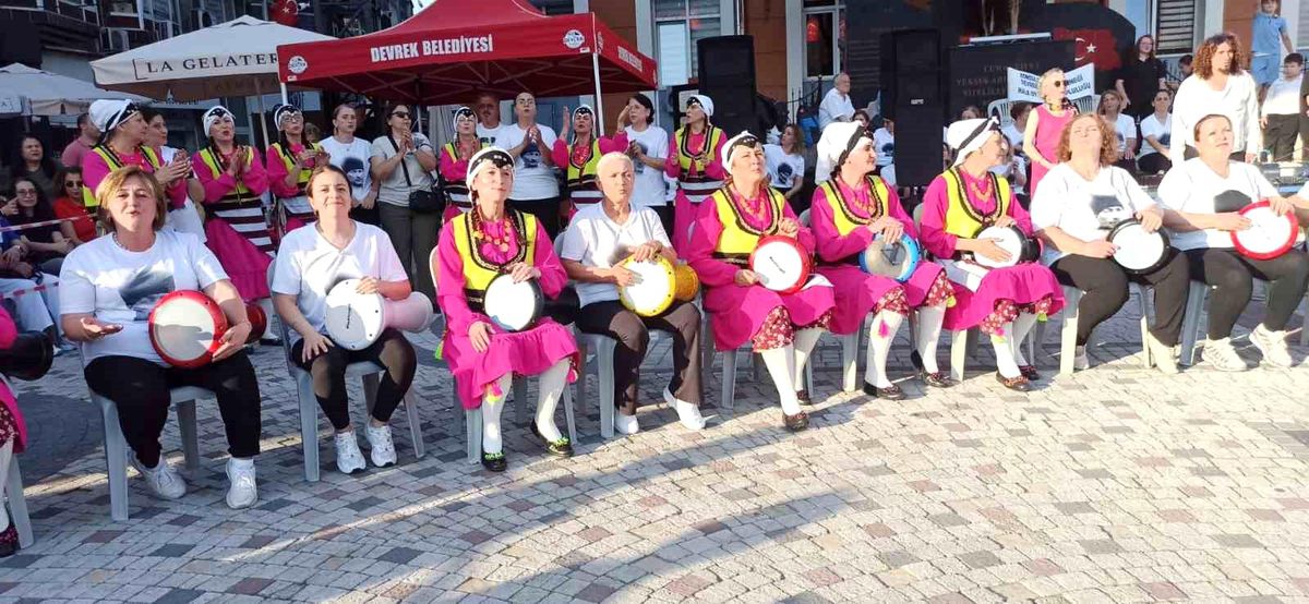 Devrek'te düzenlenen şenlikte vatandaşlar doyasıya eğlenmenin tadını çıkardılar.