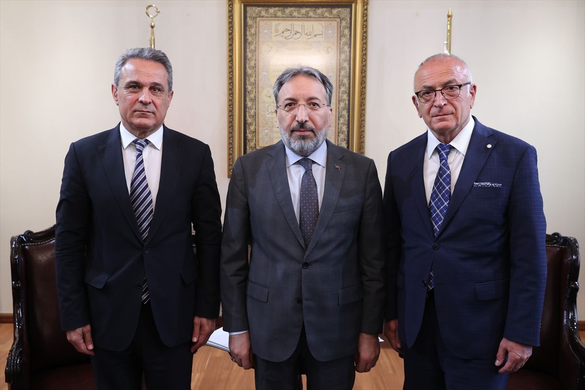Diyanet İşleri Başkanı Arpaguş, Alevi Vakıflar Federasyonu heyetiyle görüştü