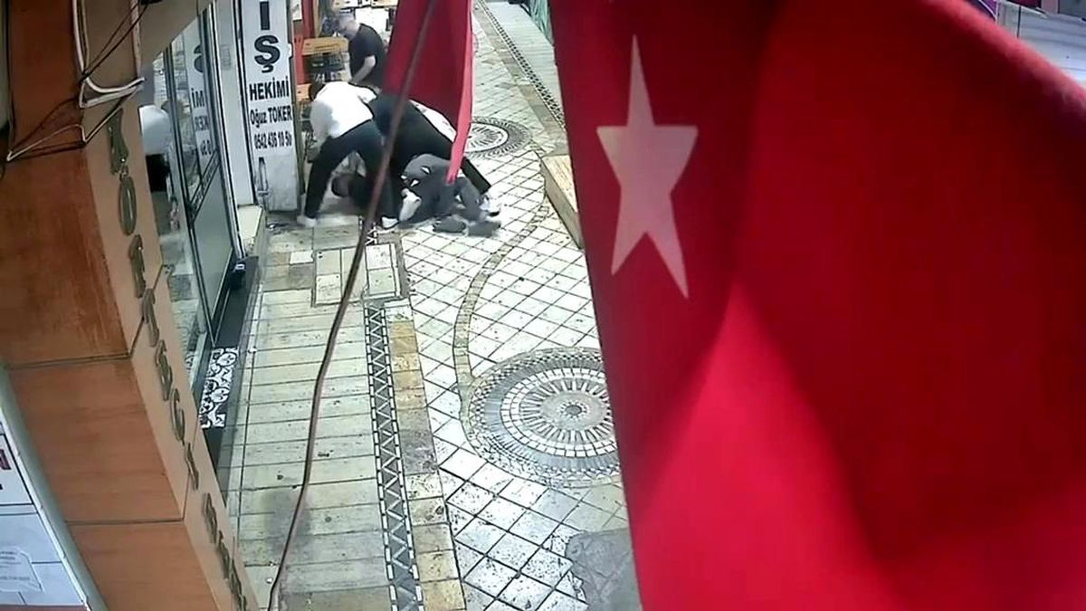 Dört kişi tarafından öldüresiye darbedildi: Olay anı kameraya yansıdı