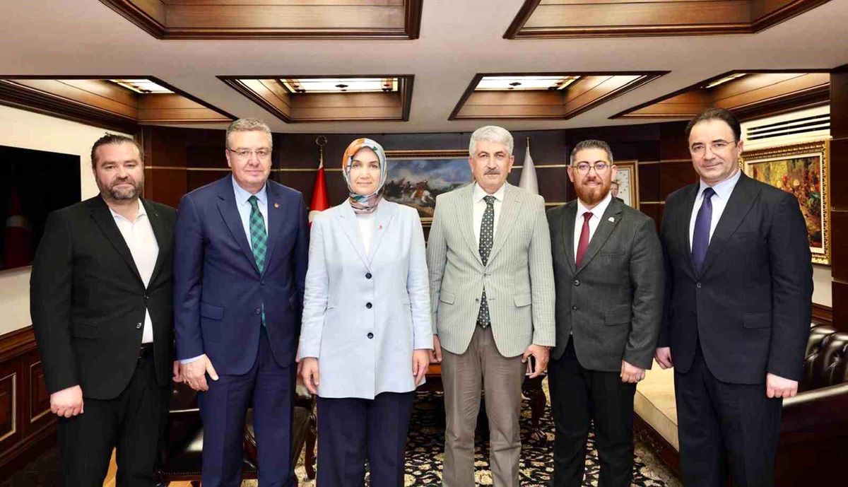 Ege Gazeteciler Federasyonu yönetimi İçişleri Bakan Yardımcısı Kübra Güran Yiğitbaşı'nı ziyaret ediyor.
