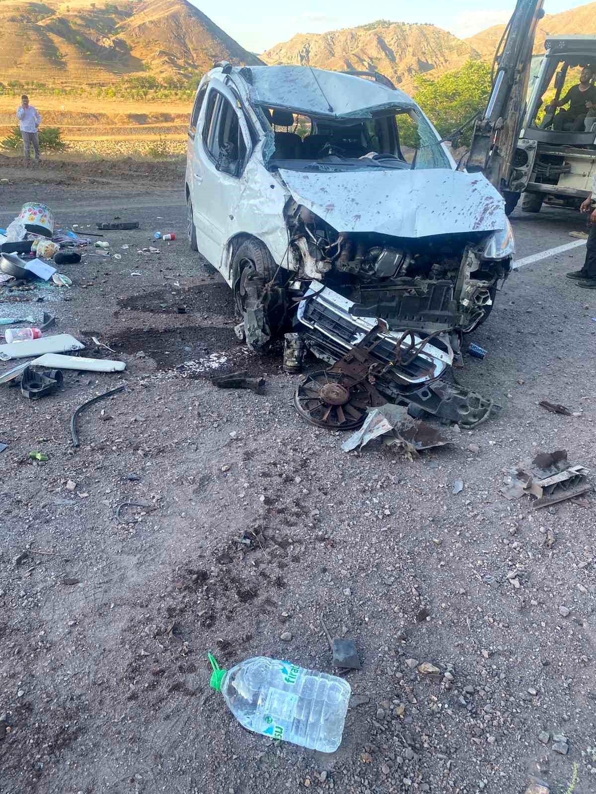 Elazığ Palu'da kaza yapan araç