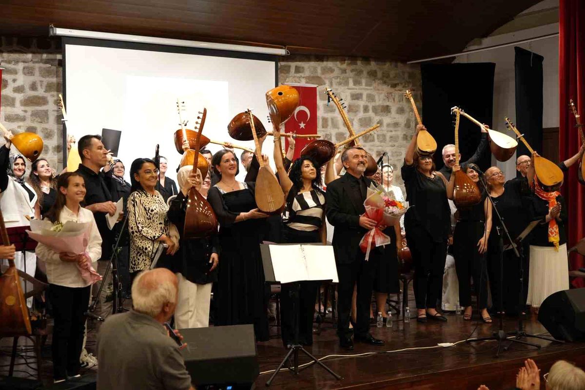 Edirne'de Babalar Günü özel türkü gecesinden bir sahne.