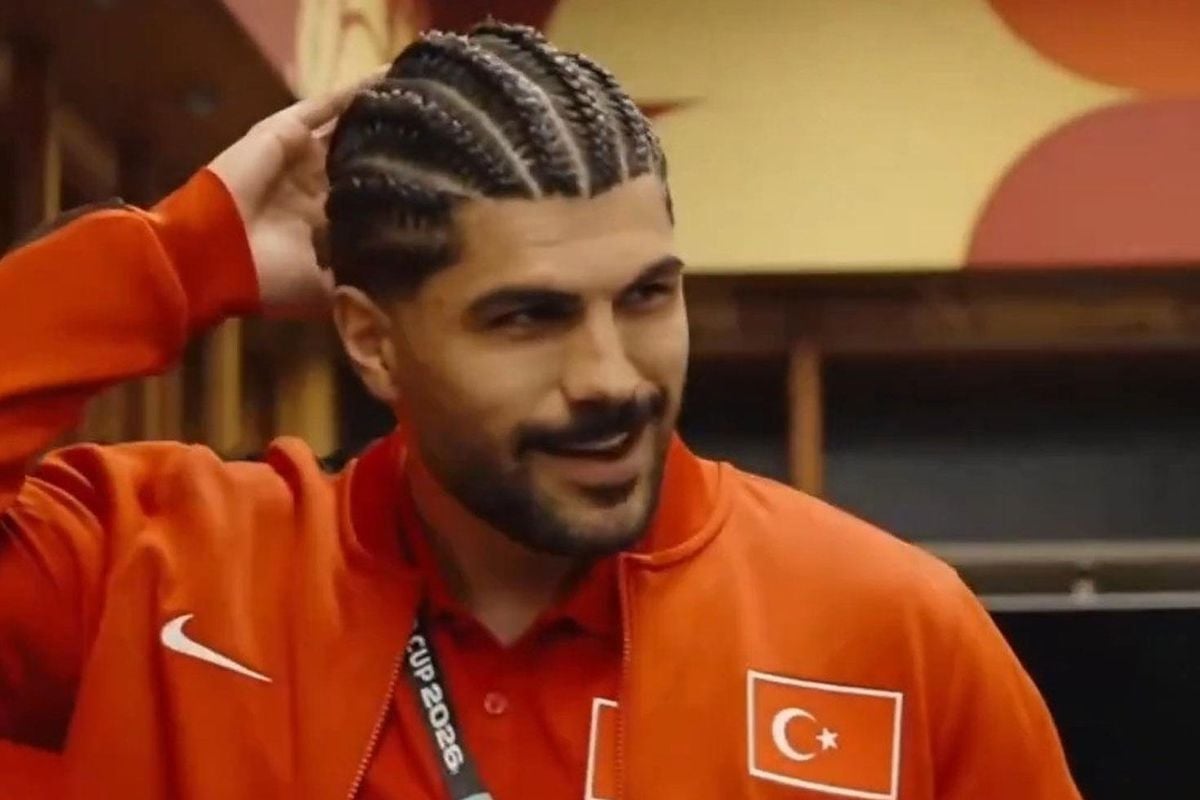 Eren Elmalı'nın Milli Takım kampında saçlarını yeniden ördürdüğü anı gösteren bir kare.